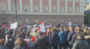 “s’me-trembin-procedimet”,-lapaj-thirrje-rames-poshte-zyres-se-tij:-dorehiqu!-koha-qe-brezi-i-ri-te-na-bashkohet!