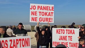 panelet-fotovoltaike-instalohen-ne-toke-bujqesore,-proteste-kunder-salillarit-ne-levan.-banoret-i-bejne-thirrje-spak