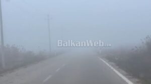 videolajm/-rruga-korce-voskopoje-e-mbuluar-nga-mjegulla-e-dendur