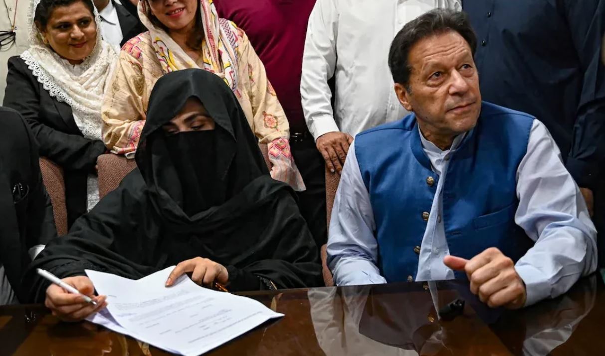 ish-kryeministri-pakistanez-dhe-gruaja-e-tij-denohen-me-17-vjet-burg