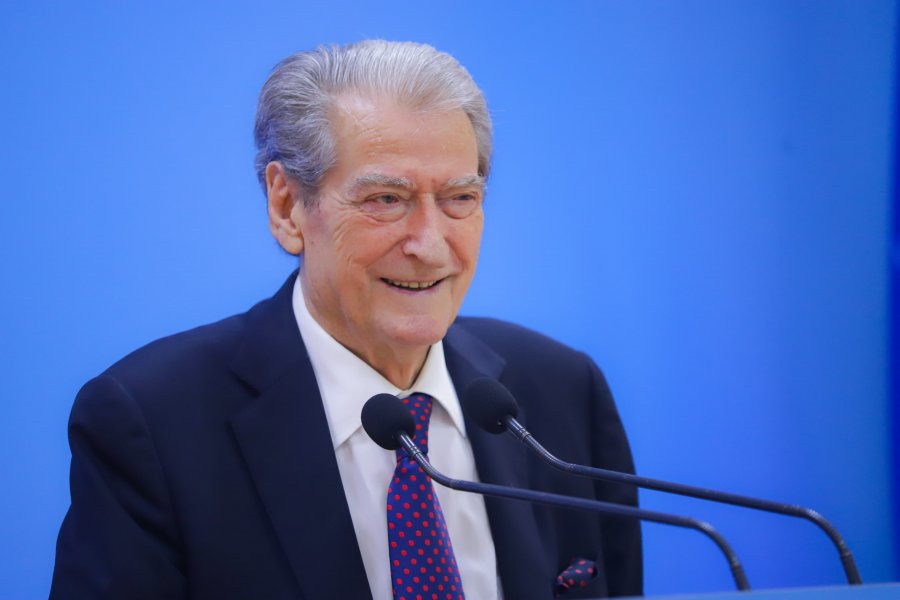 video/-“njeriu-i-afert-i-rames-dhe-familjes-se-tij”,-berisha:-gys-agasit-iu-gjeten-4-mln-euro-shishe-vere.-nuk-i-ka-as-perandori-i-japonise!