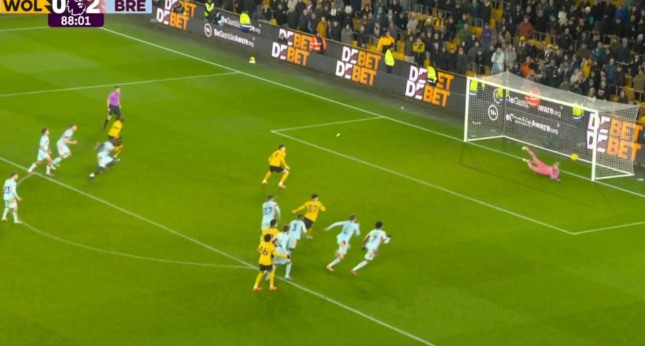 ndodh-ne-pl.-sulmuesi-i-njohur-“frikesohet”-nga-portieri-mjeshter-per-penalltite-dhe-nuk-shenon-dot-(video)