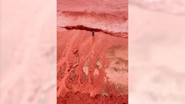 ishulli-hormuz-shnderrohet-ne-xhevahir-te-kuq/-iran,-reshjet-e-shiut-transformojne-vijen-bregdetare