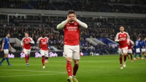 arsenal-tregohet-cinik,-mjafton-1-gol-per-te-marre-tre-piket-dhe-vendin-e-pare-(video)