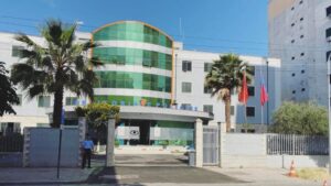 ra-nga-lartesia-e-pallatit-ku-po-punonte,-nderron-jete-57-vjecari-ne-durres,-procedohet-tekniku-i-firmes