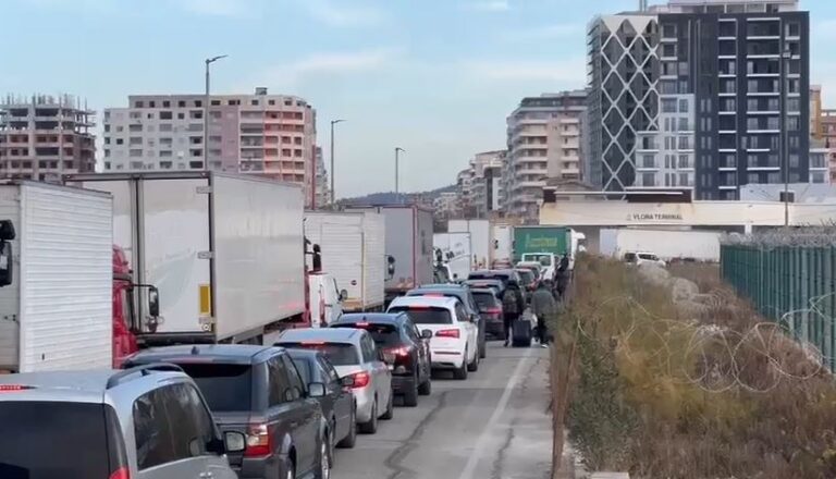 vijne-emigrantet,-fluks-ne-port/-vlore,-qindra-pasagjere-dhe-automjete-mberrijne-per-festat