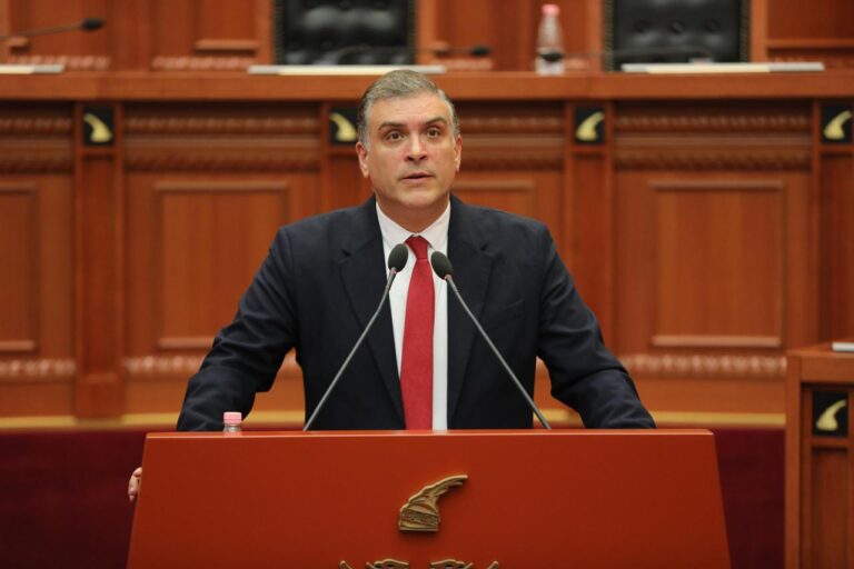 “rama-balluku-vodhen-50-mln-euro,-kurse-pensionet-rriten-me-vetem-60-leke”,-tedi-blushi-apel-qytetareve-t’i-bashkohen-protestes-se-22-dhjetorit