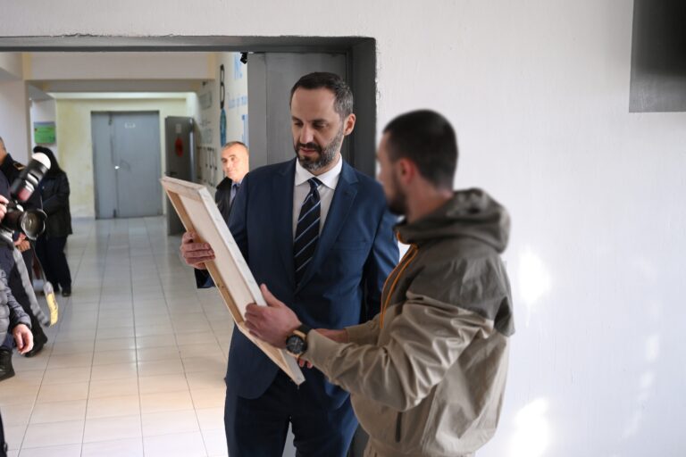 lamallari-viziton-institutin-e-te-miturve-ne-kavaje:-cdo-i-mitur-qe-ka-kryer-vepra-penale-meriton-nje-shans-te-dyte