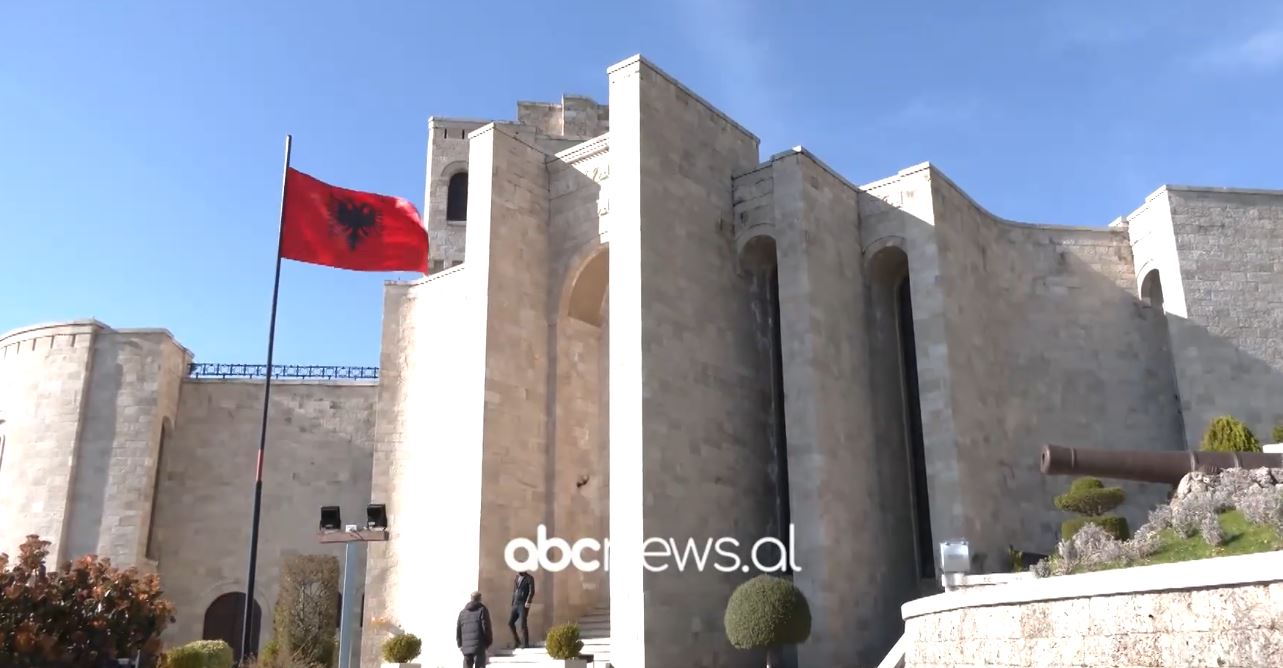 kruja,-destinacion-turistik-gjithevjetor/-vizitoret-kalojne-fundjaven-ne-sarisalltik,-i-njohur-si-“ballkoni-i-ballkanit”