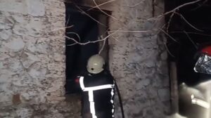 video/-lushnje,-digjet-nje-shtepi-e-pabanuar,-dyshohet-per-zjarrvenie-te-qellimshme