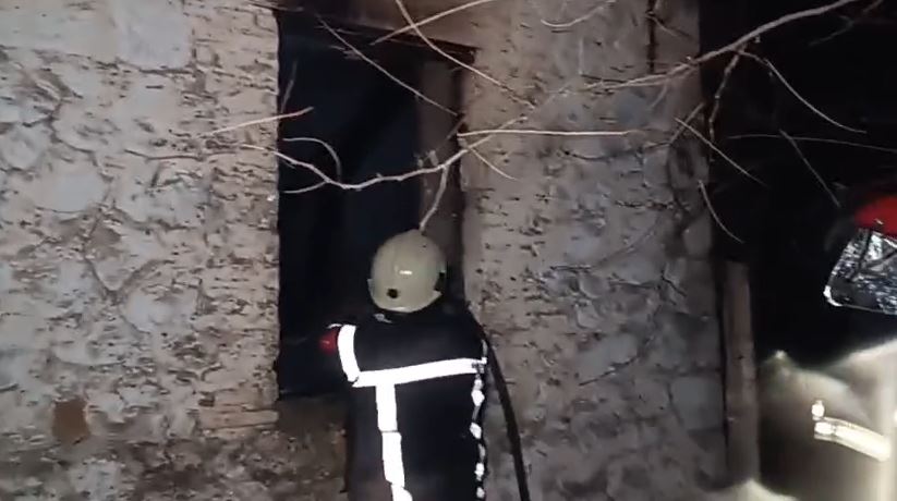 video/-lushnje,-digjet-nje-shtepi-e-pabanuar,-dyshohet-per-zjarrvenie-te-qellimshme