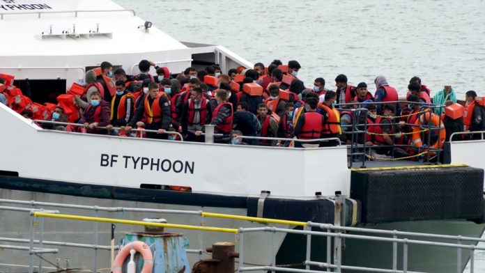 britani/-mbi-41-000-emigrante-kaluan-la-manshin-ne-2025