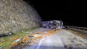 video/-aksident-ne-aksin-levan-tepelene,-kamioni-permbyset-ne-ane-te-rruges,-lendohet-shoferi