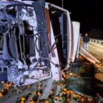 aksident-ne-aksin-levan-tepelene,-kamioni-me-mandarina-del-nga-rruga,-plagoset-drejtuesi-i-mjetit