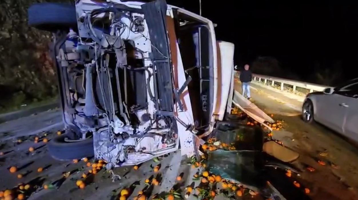 aksident-ne-aksin-levan-tepelene,-kamioni-me-mandarina-del-nga-rruga,-plagoset-drejtuesi-i-mjetit