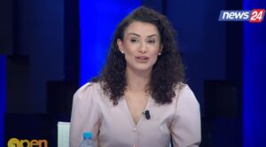 protesta-e-22-dhjetorit/-jola-hysaj:-shqiptaret-duhet-te-ngrihen,-sepse-cdo-dite-po-paguajne-me-shtrenjte-per-te-jetuar-me-keq