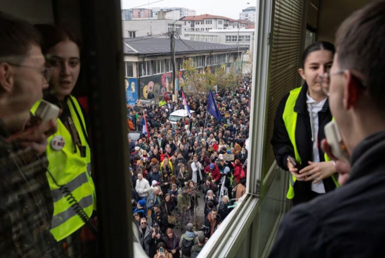 rikthehen-protestat-ne-serbi,-studentet-kundershtojne-presionin-qe-po-u-behet-nga-universitetet,-pas-tragjedise-ne-stacionin-hekurudhor