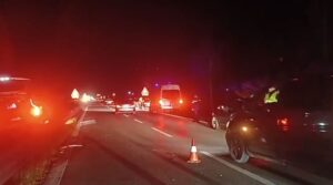 video/-fier,-2-automjete-perfshihen-ne-aksident-tek-“pushimi-i-shoferit”.-nga-shpejtesia-e-larte-“fluturon”-fuoristrada-dhe-perplaset-me-borduren