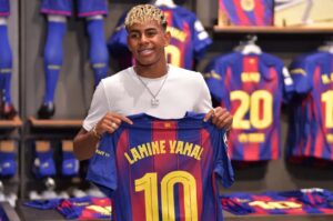 pse-eshte-kaq-e-veshtire-te-kendohet-emri-i-lamine-yamal-ne-stadiume?