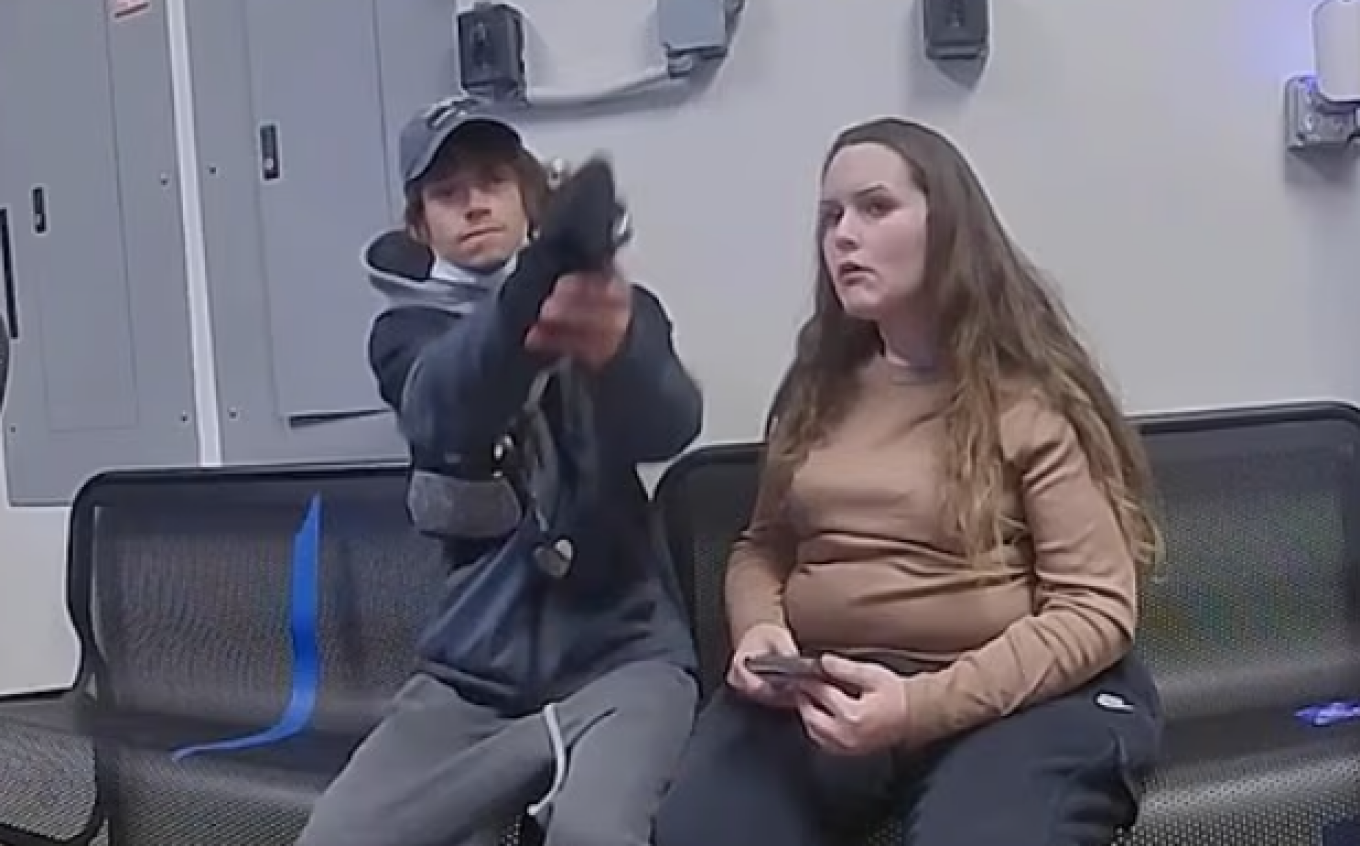 moment-trondites-ne-ohajo/-tenton-te-qelloje-policin-brenda-dyqanit,-i-bllokohet-arma