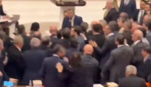 video/-plas-keq-debati-per-buxhetin-e-shtetit,-perplasje-fizike-ne-parlamentin-e-turqise