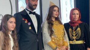 luks-i-shfrenuar/-nusja-e-mbuluar-me-ar-dhe-diamante,-dasma-virale-qe-‘theu’-rrjetin