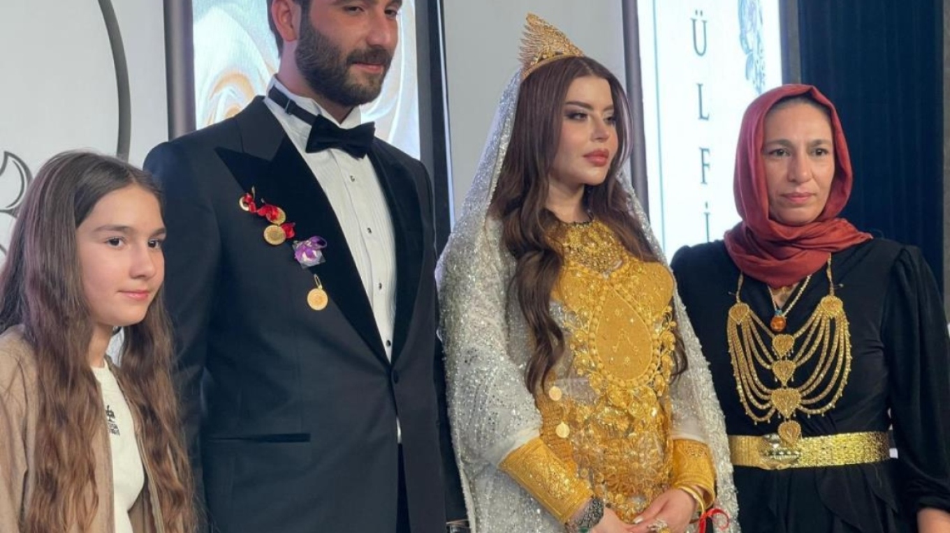 luks-i-shfrenuar/-nusja-e-mbuluar-me-ar-dhe-diamante,-dasma-virale-qe-‘theu’-rrjetin