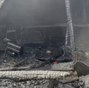 video/-u-perfshi-nga-flaket,-shkrumbohet-nje-banese-gjate-nates-ne-diber