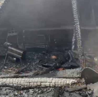 video/-u-perfshi-nga-flaket,-shkrumbohet-nje-banese-gjate-nates-ne-diber