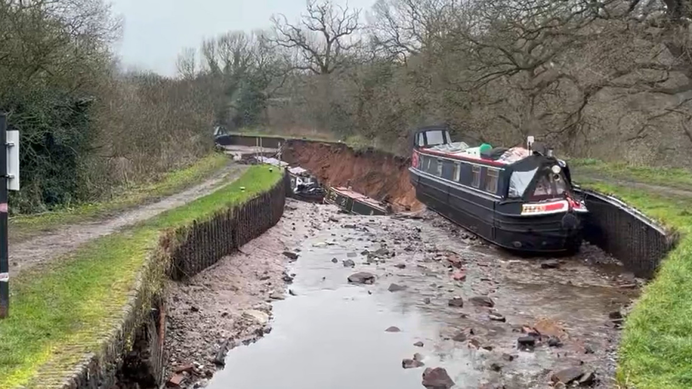rreshqitje-e-madhe-toke-ne-nje-kanal-ne-angli,-te-pakten-10-persona-ngelen-te-bllokuar-ne-varka