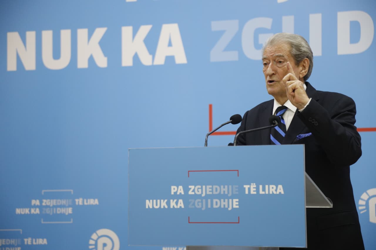 “s’do-ta-japim-autorizimin-per-ballukun-para-22-janarit”,-berisha-per-paralajmerimin-e-rames:-jane-12-mld-euro-ne-vetem-2-dosje.-lulet-e-akshi-t-i-ujiste-linda-e-surrelit