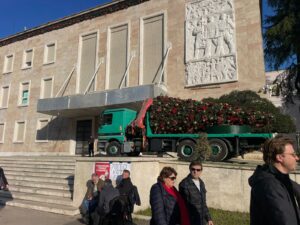 fotolajm/-pergatitje-per-skenare-dhune-ne-protesten-e-opozites?-kryeministria-merr-masa,-heq-pemen-e-vitit-te-ri