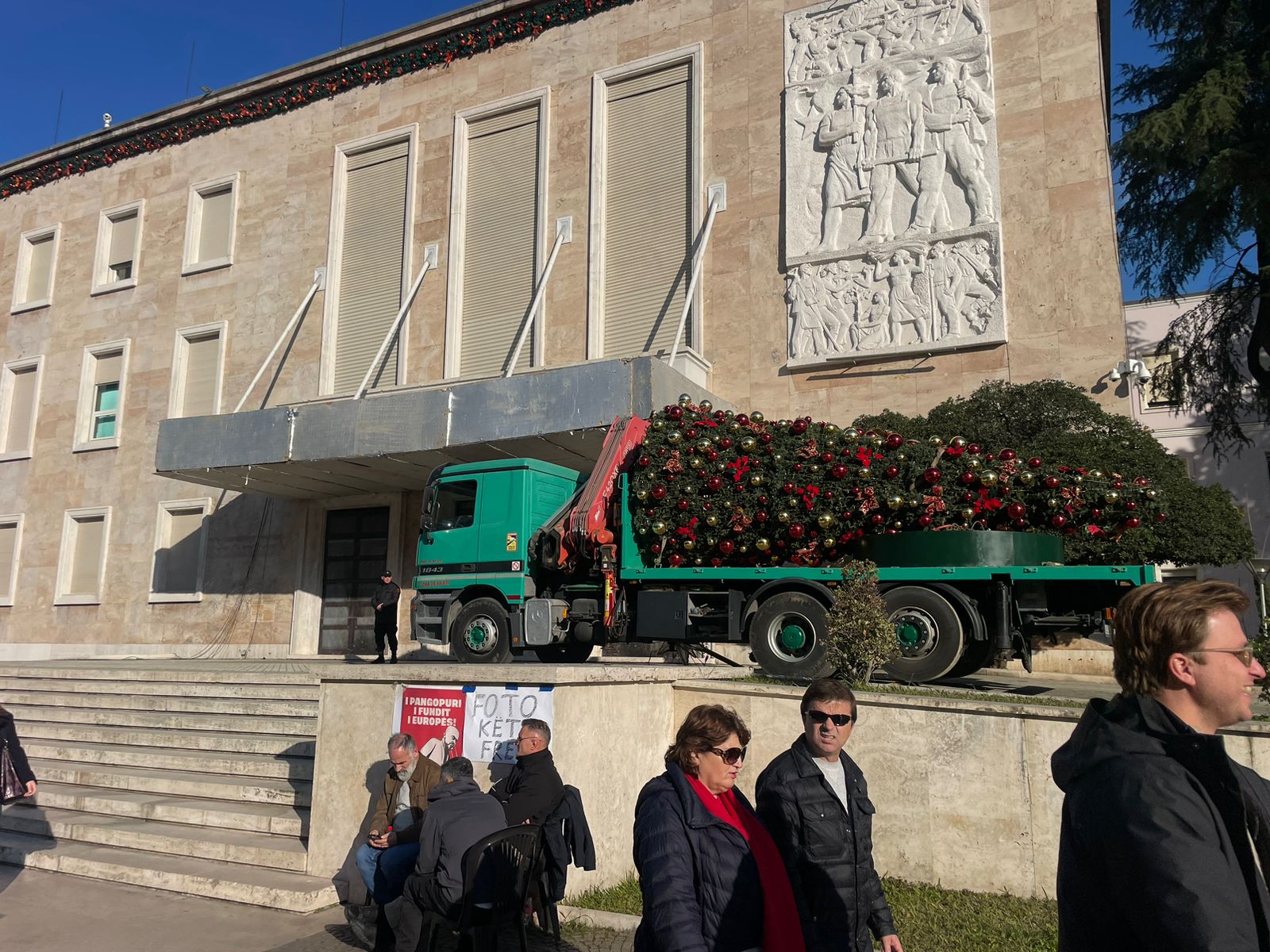 fotolajm/-pergatitje-per-skenare-dhune-ne-protesten-e-opozites?-kryeministria-merr-masa,-heq-pemen-e-vitit-te-ri