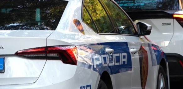 u-kapen-mat-nga-policia-duke-hedhur-kanabis-nga-dritarja,-e-pesojne-dy-te-rinjte-ne-tirane.-brenda-mjetit-u-gjeten-dhe…