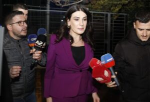 skandali-tek-akshi/-u-filmua-ne-zyren-e-ergys-agasit,-zbardhet-deshmia-e-mirlinda-karcanajt:-e-kam-takuar-disa-here!-(porosite-nga-balluku)