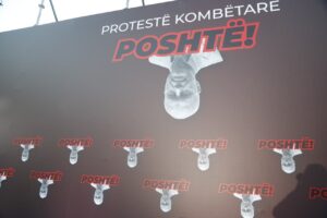 foto+video/-“i-pangopuri-i-fundit-i-europes”,-‘blindohet’-kryeministria,-forca-te-shumta-policie-rreth-nderteses.-pd-gati-podiumin…