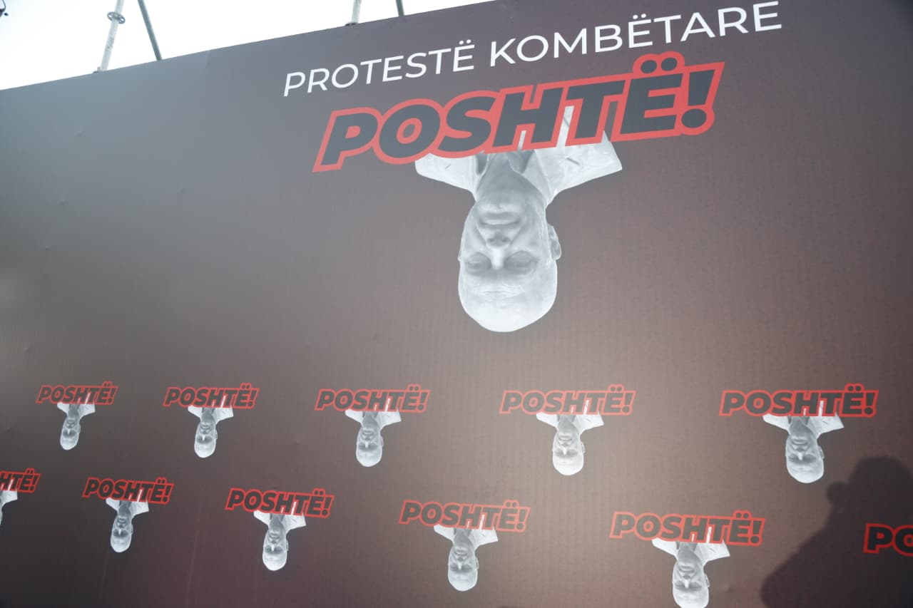 foto+video/-“i-pangopuri-i-fundit-i-europes”,-‘blindohet’-kryeministria,-forca-te-shumta-policie-rreth-nderteses.-pd-gati-podiumin…