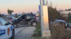 video/-aksident-ne-fier,-perplasen-dy-automjete,-nje-prej-makinave-perfundon-ne-kanal.-nje-i-lenduar