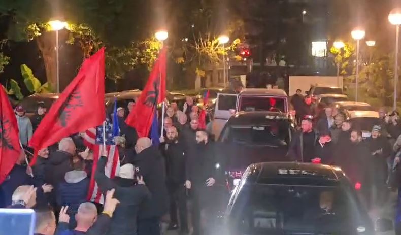 video/-protesta-kombetare,-berisha-mberrin-ne-seline-e-pd,-pritet-me-brohorima-nga-mbeshtetesit-e-tij