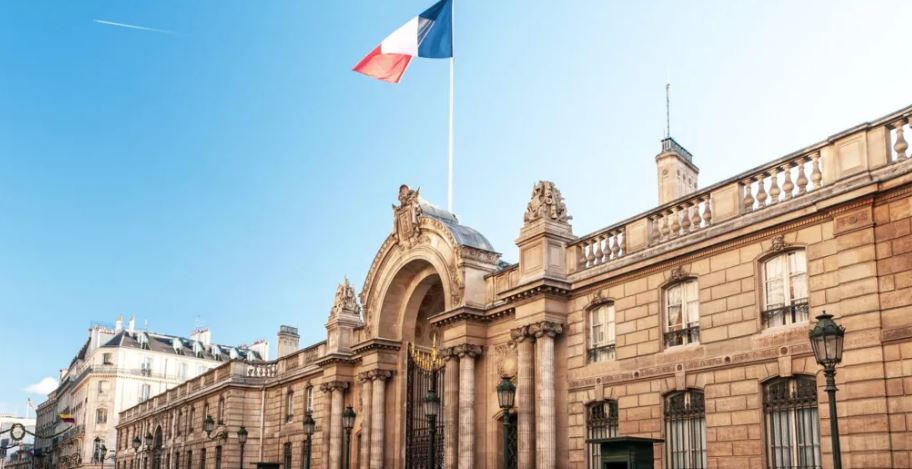 nje-zyrtar-i-larte-i-pallatit-elize-do-te-dale-ne-gjyq-per-vjedhje-te-sendeve-luksoze