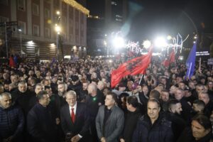 live-|-pd-zbret-para-kryeministrise,-opozita-nis-stinen-e-protestave-kunder-rames-(video)