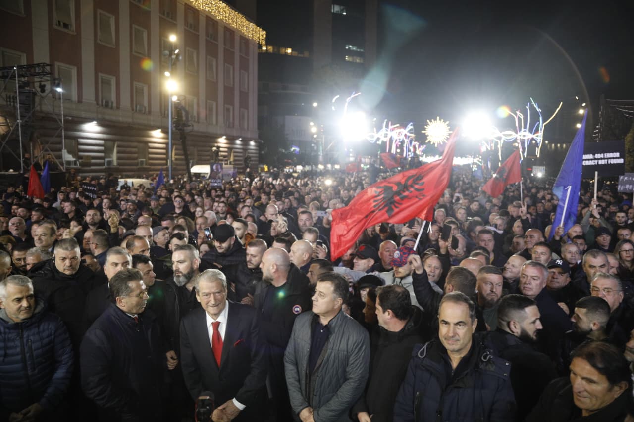 live-|-pd-zbret-para-kryeministrise,-opozita-nis-stinen-e-protestave-kunder-rames-(video)