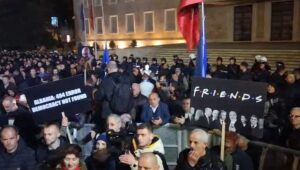 video-lajm/-‘ali-baba-me-40-hajdute’,-pankartat-me-mesazhe-pikante-nga-protesta-e-opozites