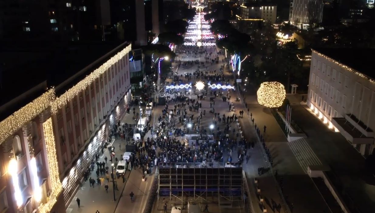 protesta/-pamjet-me-dron,-lapaj-i-le-vendin-berishes.-kreu-i-pd-braktiset-nga-mbeshtetesit