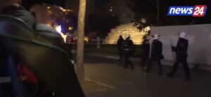 video/-mister-skenari-i-protestes-se-pd,-berisha-largohet-ne-kembe.-forca-te-shumta-policie-vrapojne-pergjate-bulevardit