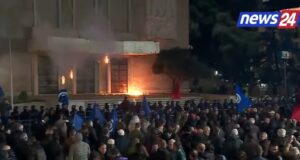 foto+video/-berisha-mbyll-fjalimin,-protestuesit-hedhin-molotov,-zjarr-para-deres-se-kryeministrise