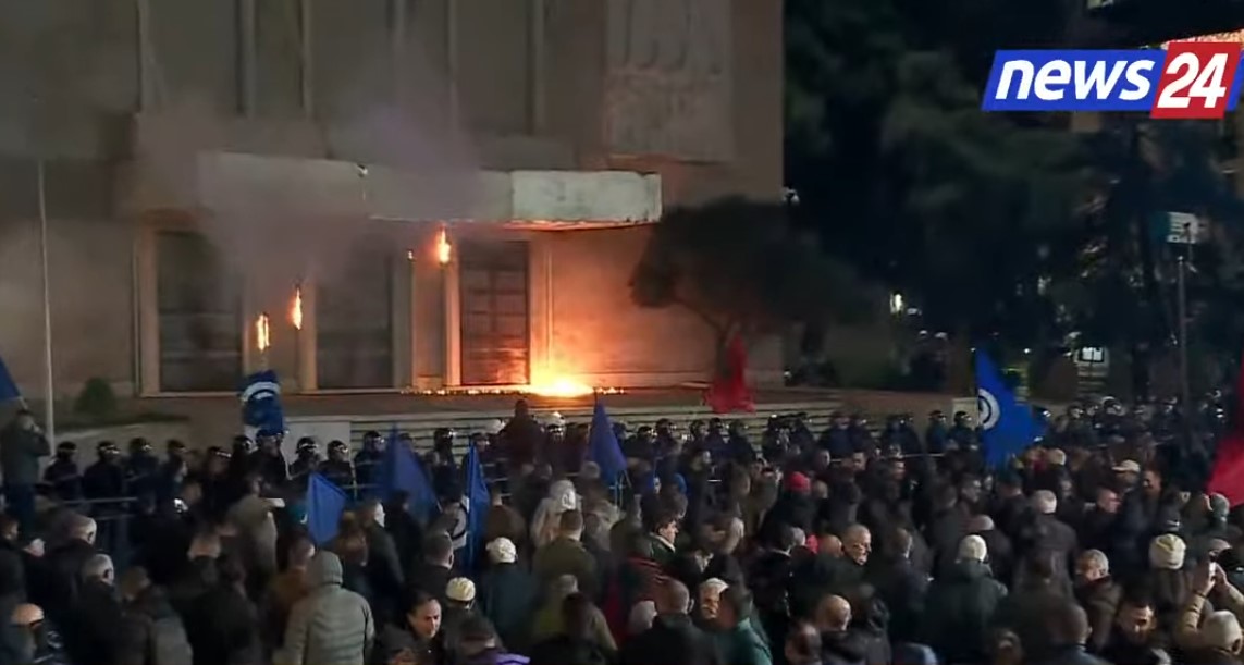 foto+video/-berisha-mbyll-fjalimin,-protestuesit-hedhin-molotov,-zjarr-para-deres-se-kryeministrise
