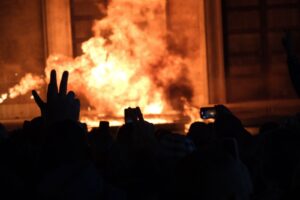 protesta,-zjarr-dhe-dhune-pas-fjales-se-berishes/-protestuesit-thyejne-kordonin-e-policise,-heqin-gardhin-metalik