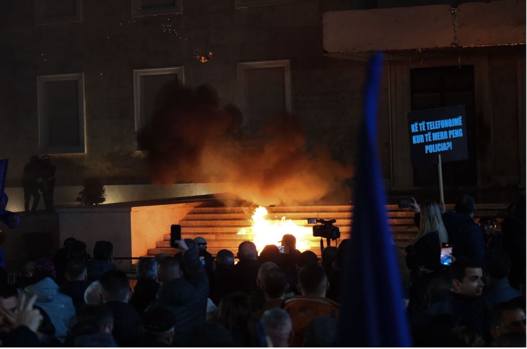 protesta-mbyllet-me-molotov/-pas-fjales-se-berishes,-zjarr-drejt-kryeministrise