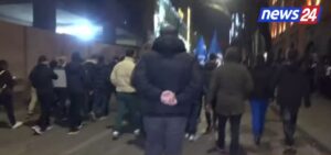 video/-mbyllet-protesta-2-oreshe-e-opozites,-fjalime,-molotove-dhe-ecje-ne-kembe